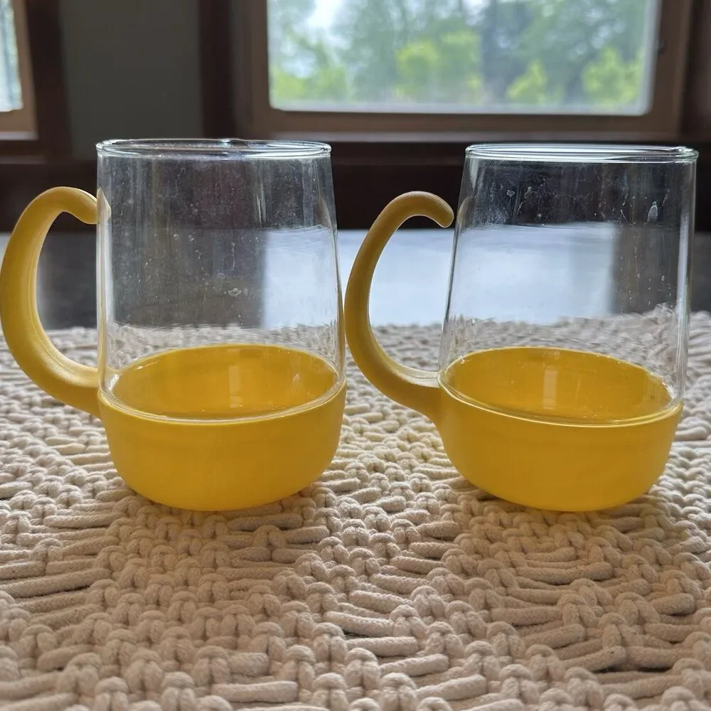 2 Pyrex Ware‎ Corning Drink Up Glass Cups Yellow Plastic Handle Vtg 70’s 80’s